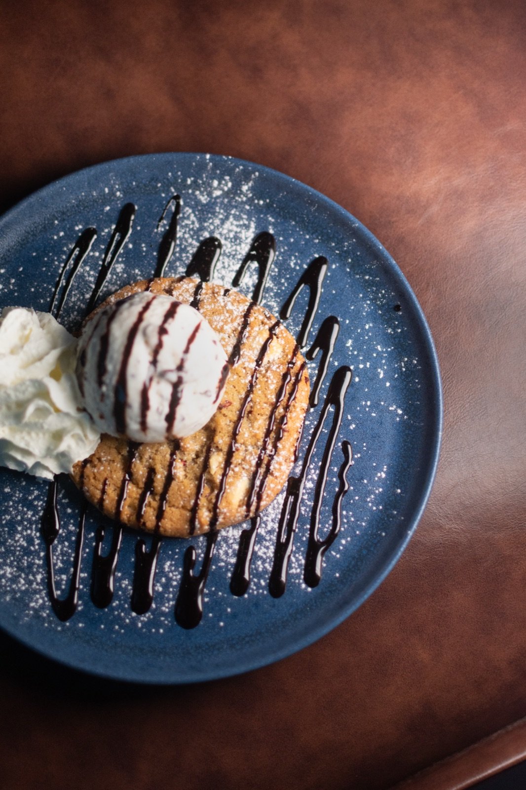 Cookie Cream con helado, nata y sirope de chocolate