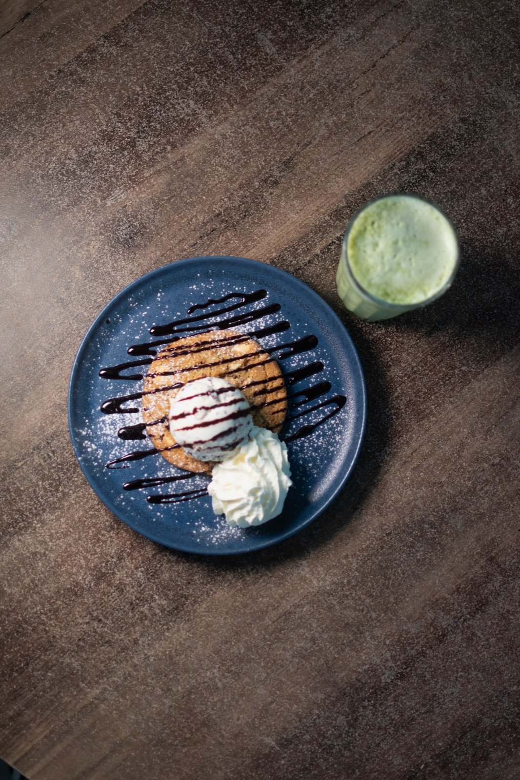 Cookie Cream acompañada de Matcha Latte