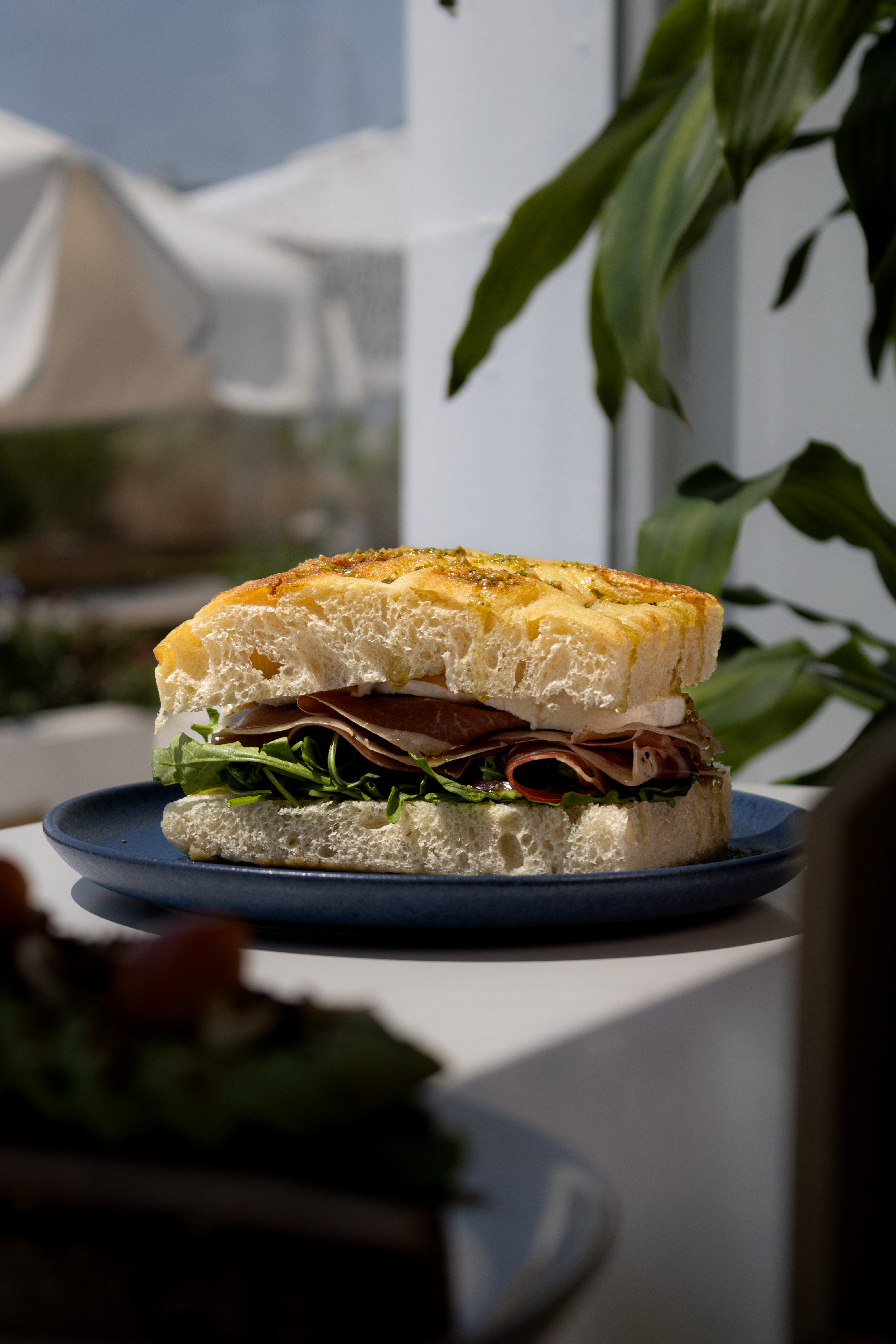 Bocata de focaccia artesanal en la terraza de SOA Coffee