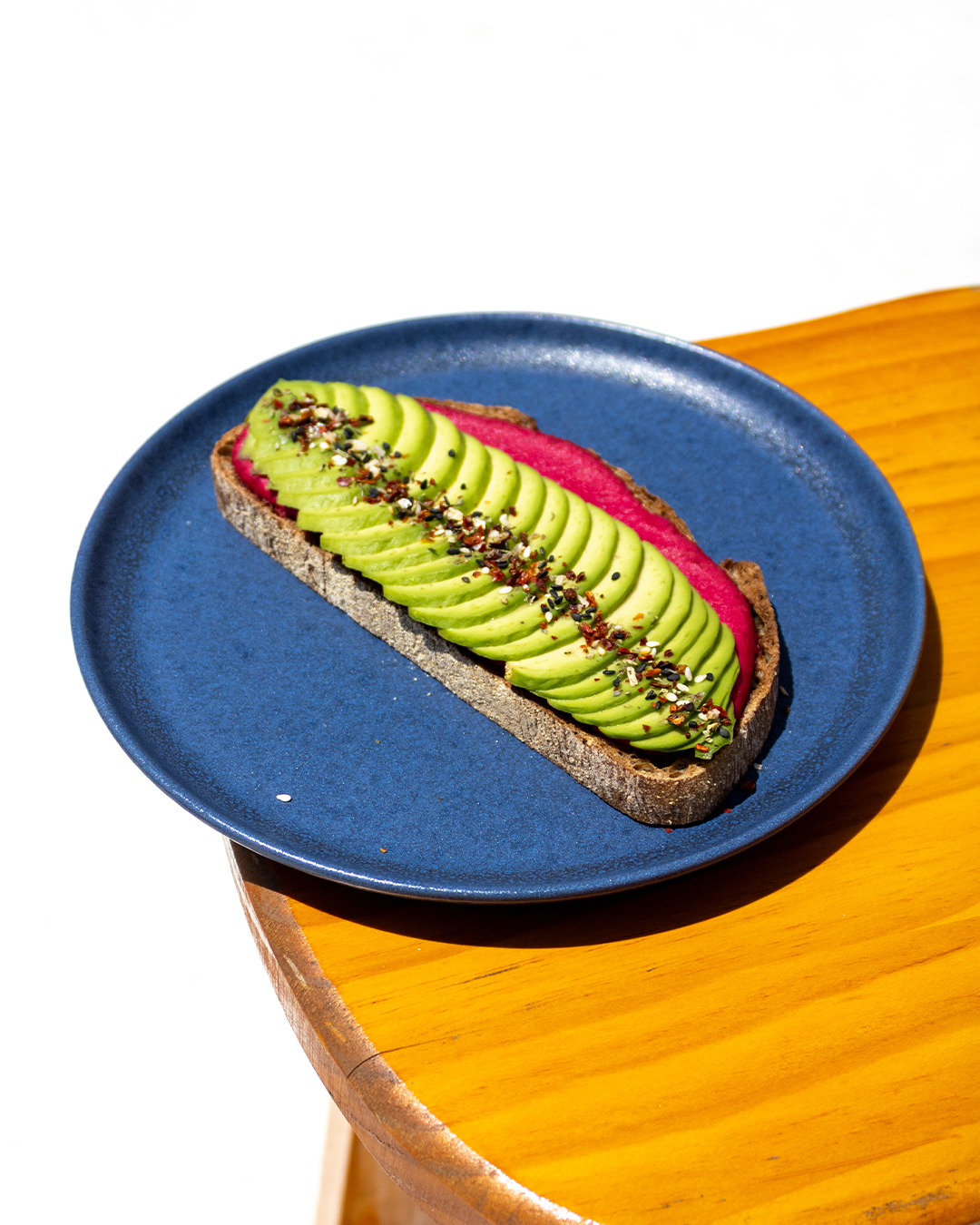 Tostada aurora con hummus de remolacha y aguacate